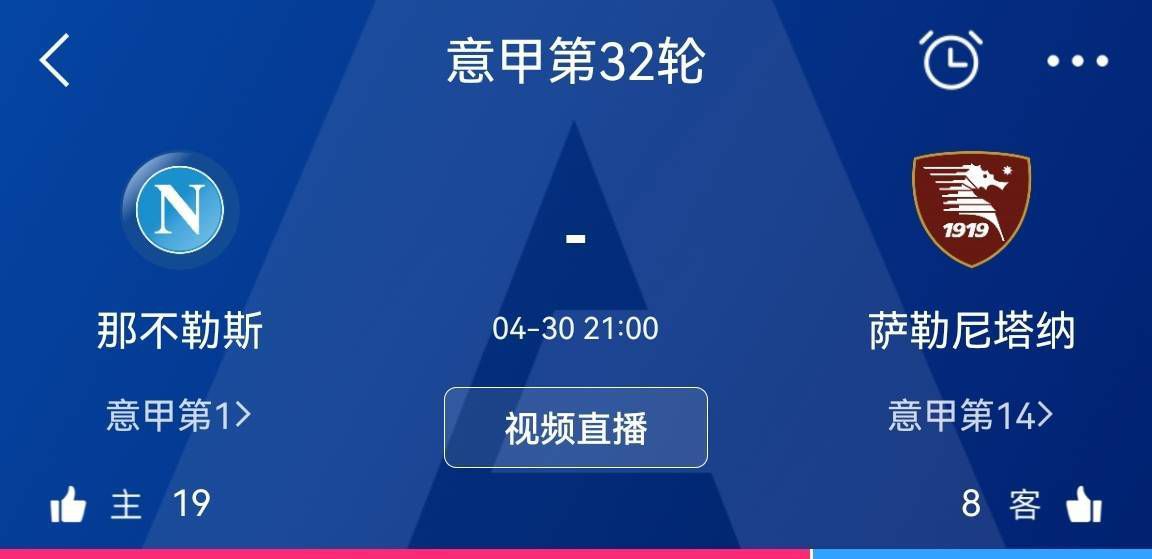 一家国有娱乐业的电影摄像人员走近我们并认出了一些评论家，要求我们即兴回答他的提问。